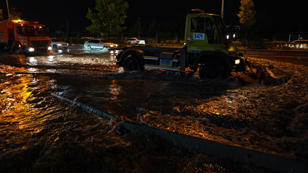 Ha Ankara Derneği! 45 dakikalık şiddetli sellere neden oldu, araçlar 4 yollarda engellendi