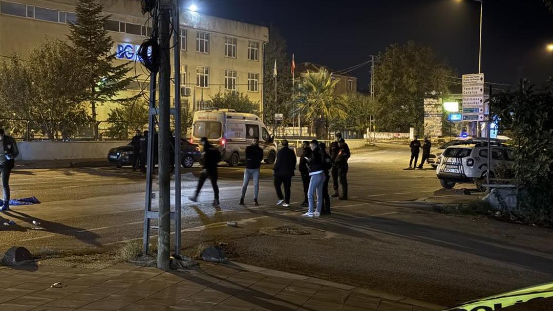 İstanbul'da soru işaretleriyle dolu infaz! Polis ceketi giyen kişi vurdu ve 3 kaçtı