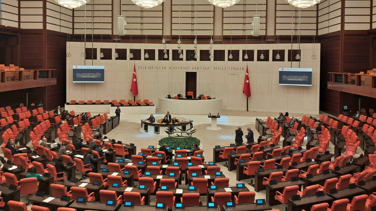 TBMM'de kürsü tartışması alevlendi: 'Kürsü milletindir, tekelleştirilemez'