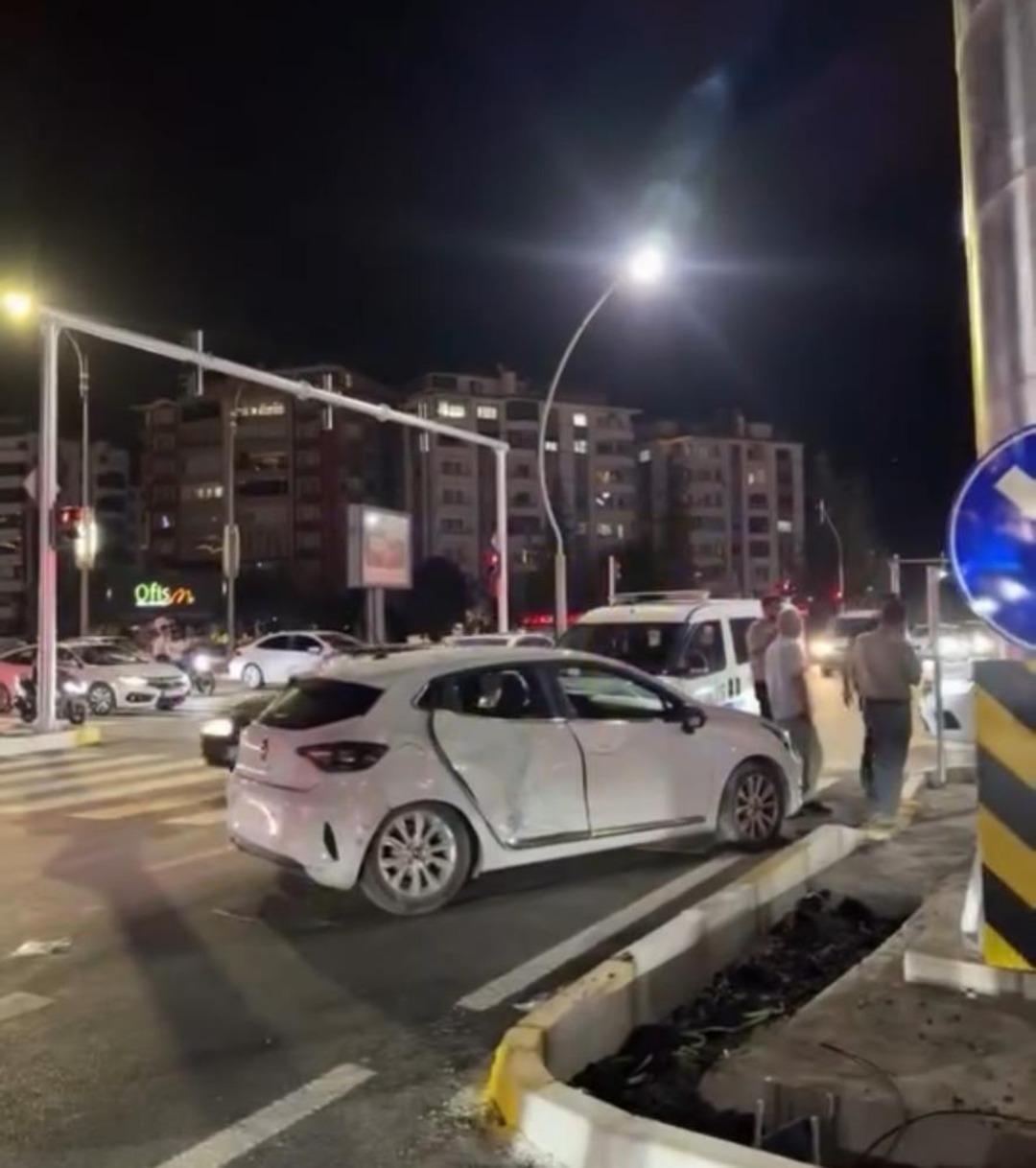 Elazedik ambulans arabasıyla çarpıştı: 3 yaralı 2