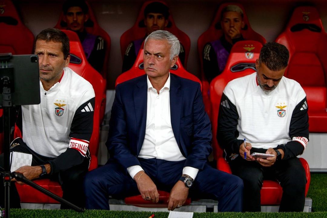 Eski Fenerbahce koçu Jose Mourinho Benfica da evde ilk maçta engellendi! Jose hakeme ateş edildi ...