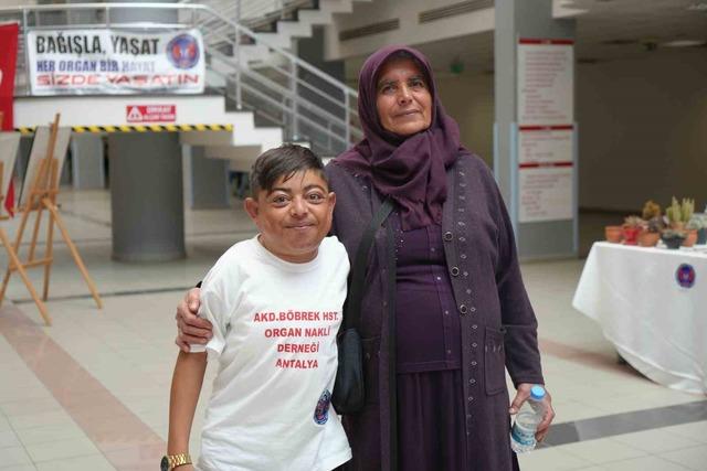 Babası ve kız kardeşinden aldığı böbreklerle 48 yıldır yaşıyor.